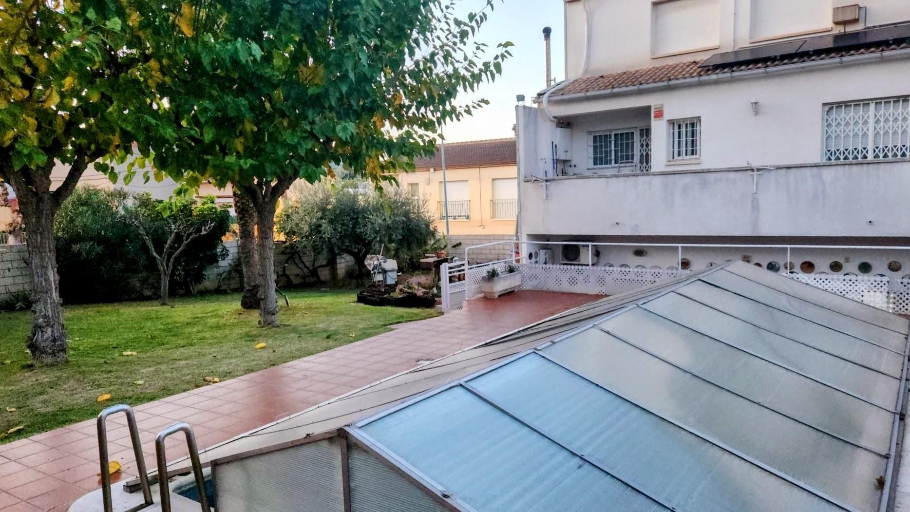 Vista exterior de Casa adosada en venda en Vilanova i la Geltrú amb Aire condicionat, Jardí privat i Terrassa