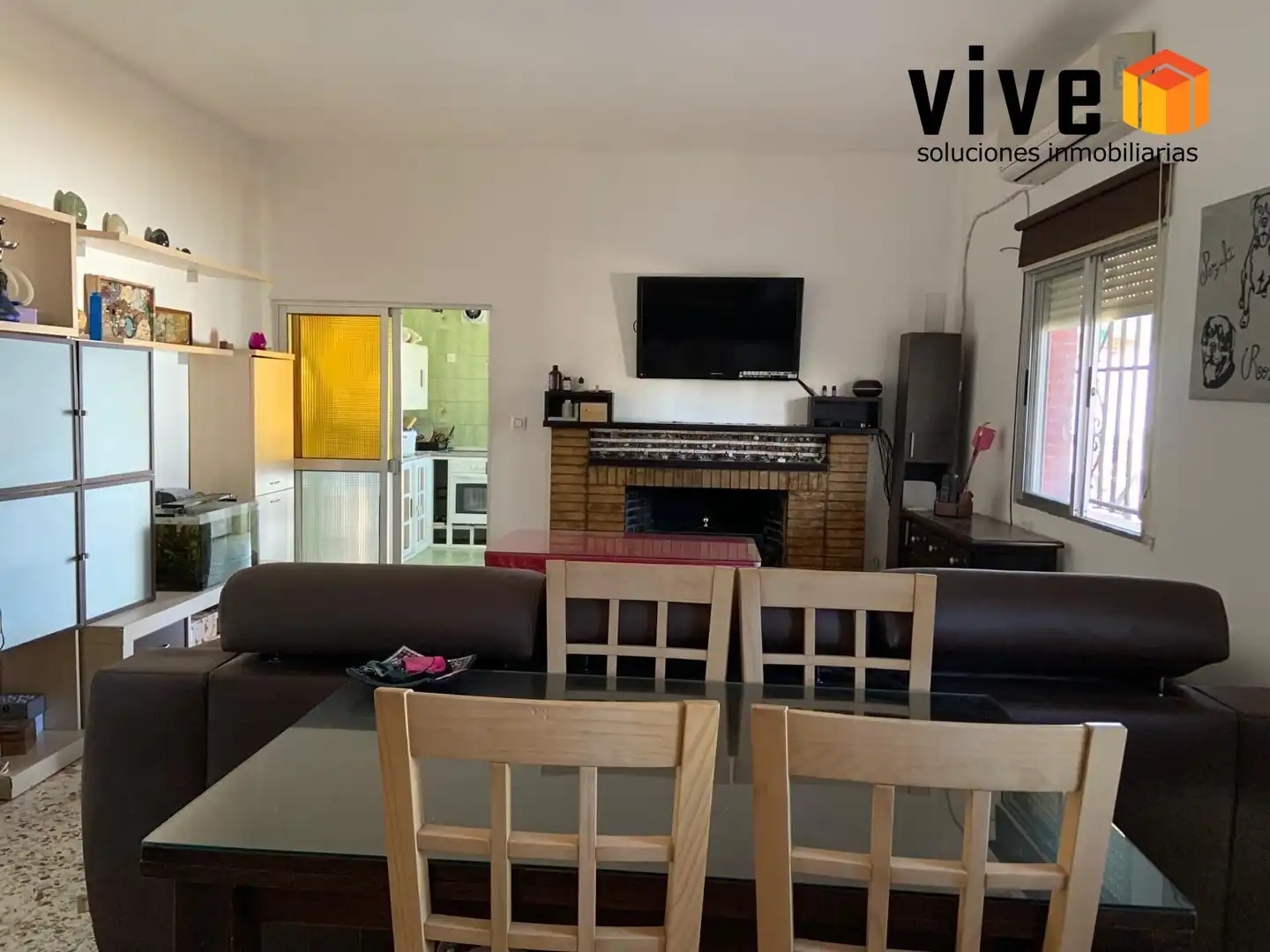 Sala de estar de Casa adosada en venta en Mairena del Aljarafe con Aire acondicionado, Calefacción y Jardín privado