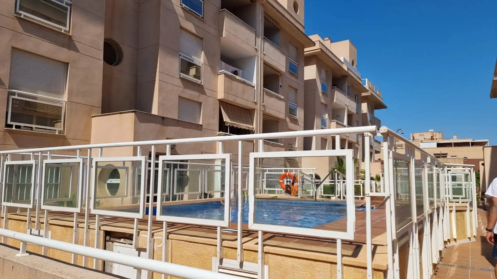 Piscina de Apartament en venda en Roquetas de Mar amb Aire condicionat, Parquet i Terrassa