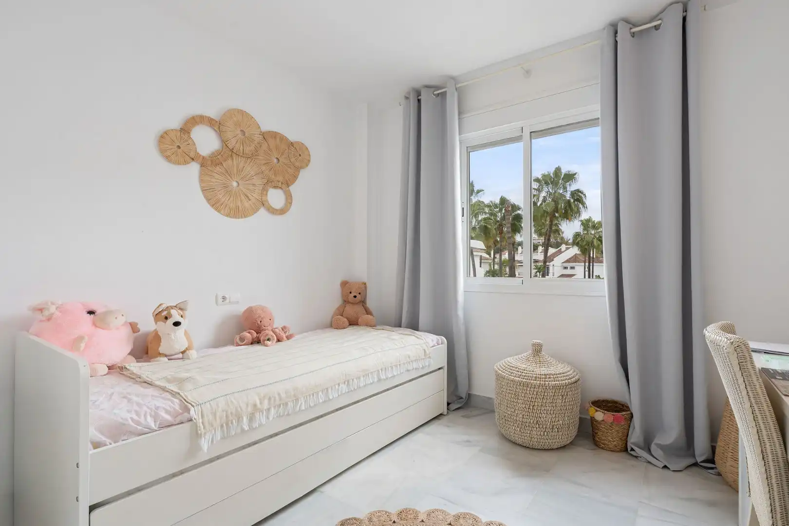 Dormitori de Casa adosada en venda en Marbella amb Terrassa, Piscina i Piscina comunitària
