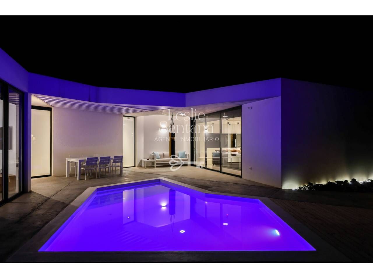 Vista exterior de Casa o xalet en venda en La Oliva amb Aire condicionat, Jardí privat i Terrassa