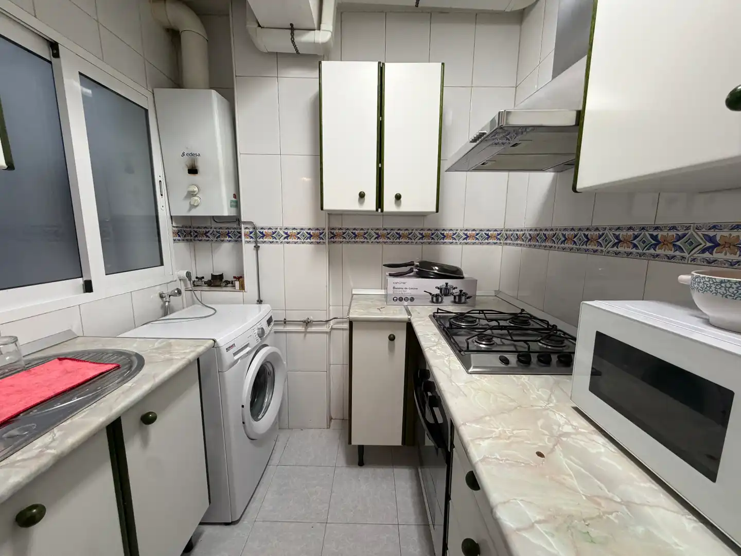 Cuina de Pis de lloguer en Granada amb Moblat, Forn i Rentadora
