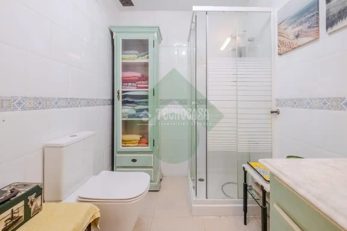 Baño de Casa adosada en venta en Serranillos del Valle con Calefacción y Jardín privado