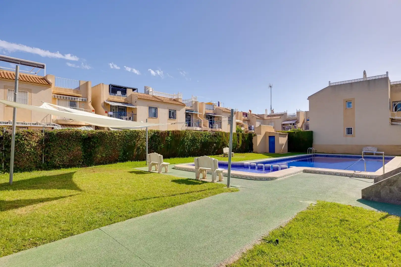 Vista exterior de Casa o xalet en venda en Torrevieja amb Aire condicionat, Piscina i Moblat