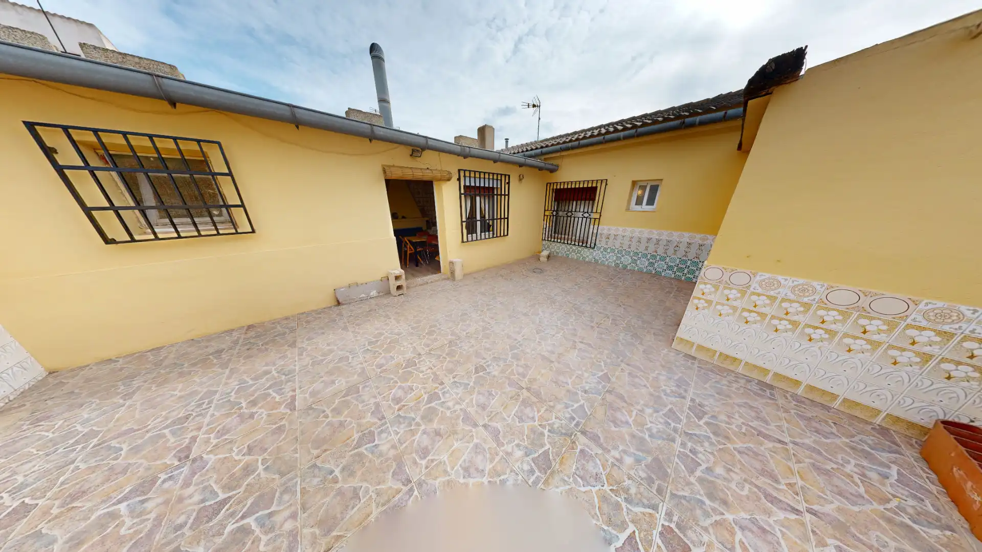 Vista exterior de Casa adosada en venta en Hellín con Jardín privado, Trastero y Amueblado