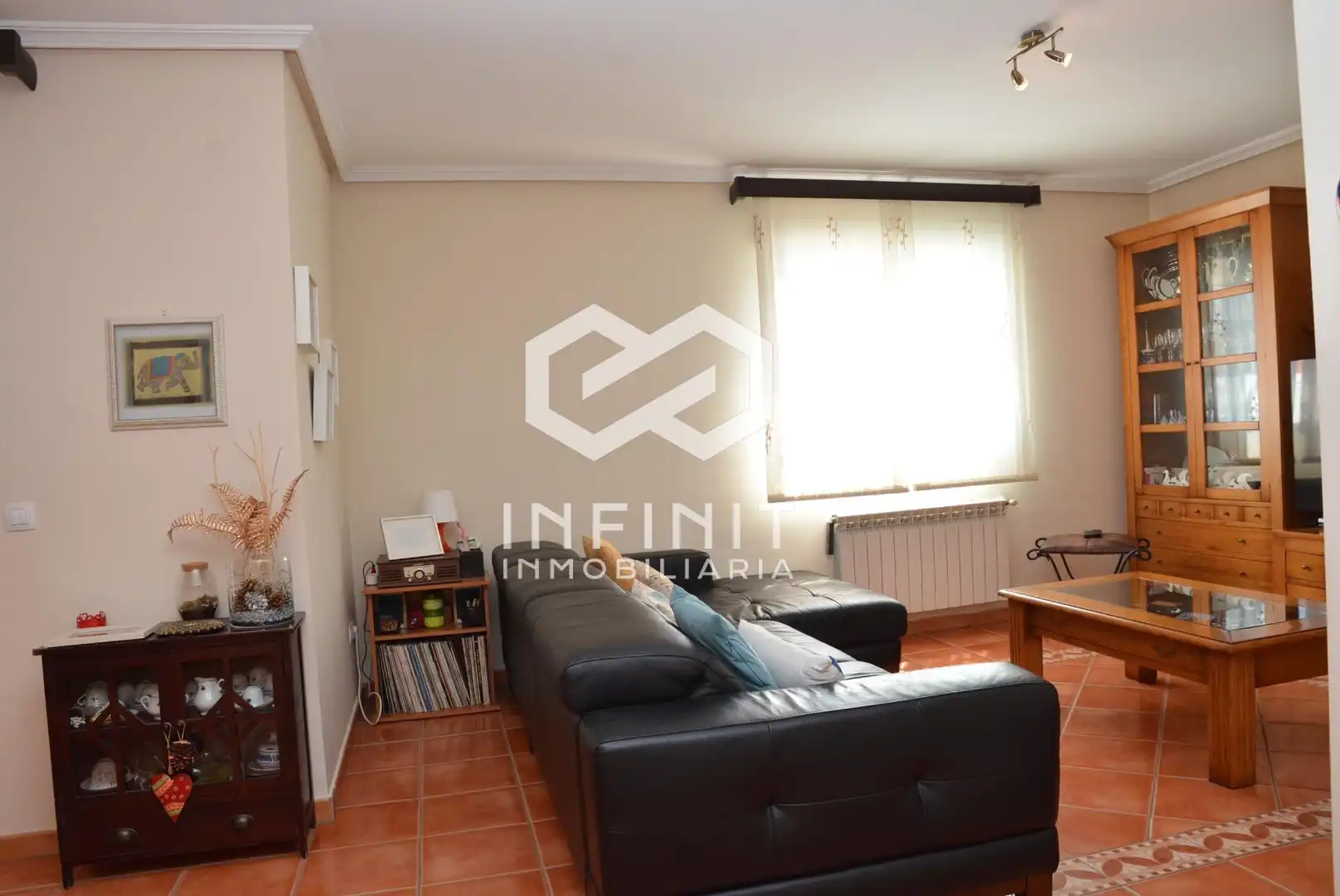 Sala d'estar de Casa adosada en venda en Torrejón del Rey amb Calefacció, Jardí privat i Terrassa