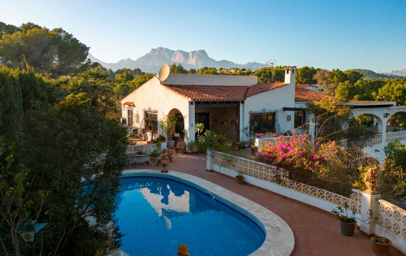 Vista exterior de Casa o xalet en venda en L'Alfàs del Pi amb Aire condicionat, Jardí privat i Terrassa
