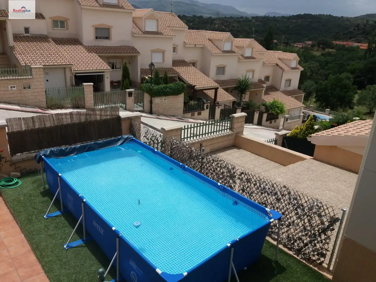 Piscina de Casa adosada en venta en Burgohondo