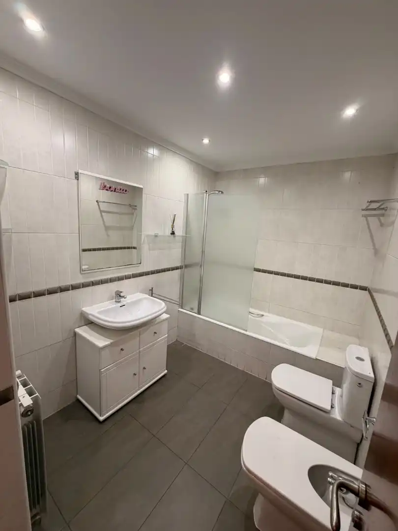 Baño de Piso en venta en Barakaldo  con Calefacción, Parquet y Amueblado