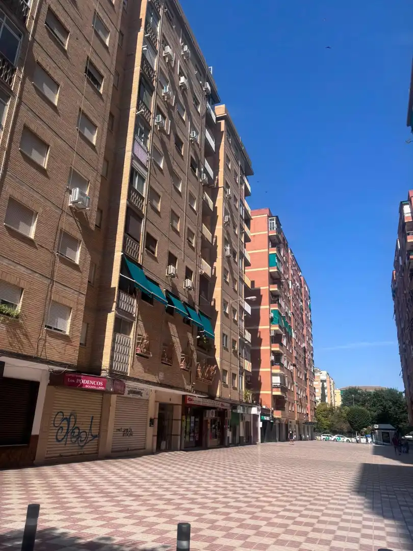 Vista exterior de Piso de alquiler en Granada con Terraza y Amueblado
