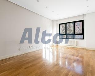 Bedroom of Flat for sale in  Madrid Capital  with Air Conditioner and Swimming Pool