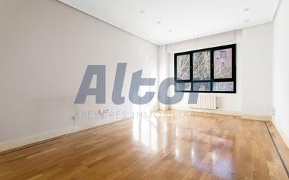 Bedroom of Flat for sale in  Madrid Capital  with Air Conditioner and Swimming Pool