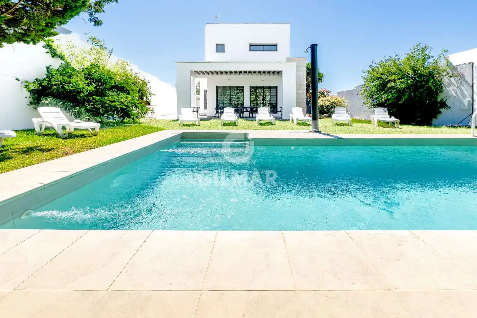 Vista exterior de Casa o xalet en venda en Conil de la Frontera amb Jardí privat, Piscina i Moblat