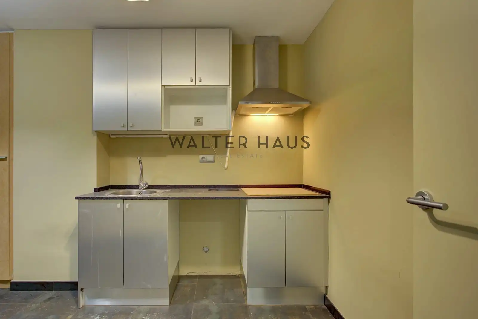 Kitchen of Office for sale in Barcelona  with Air Conditioner