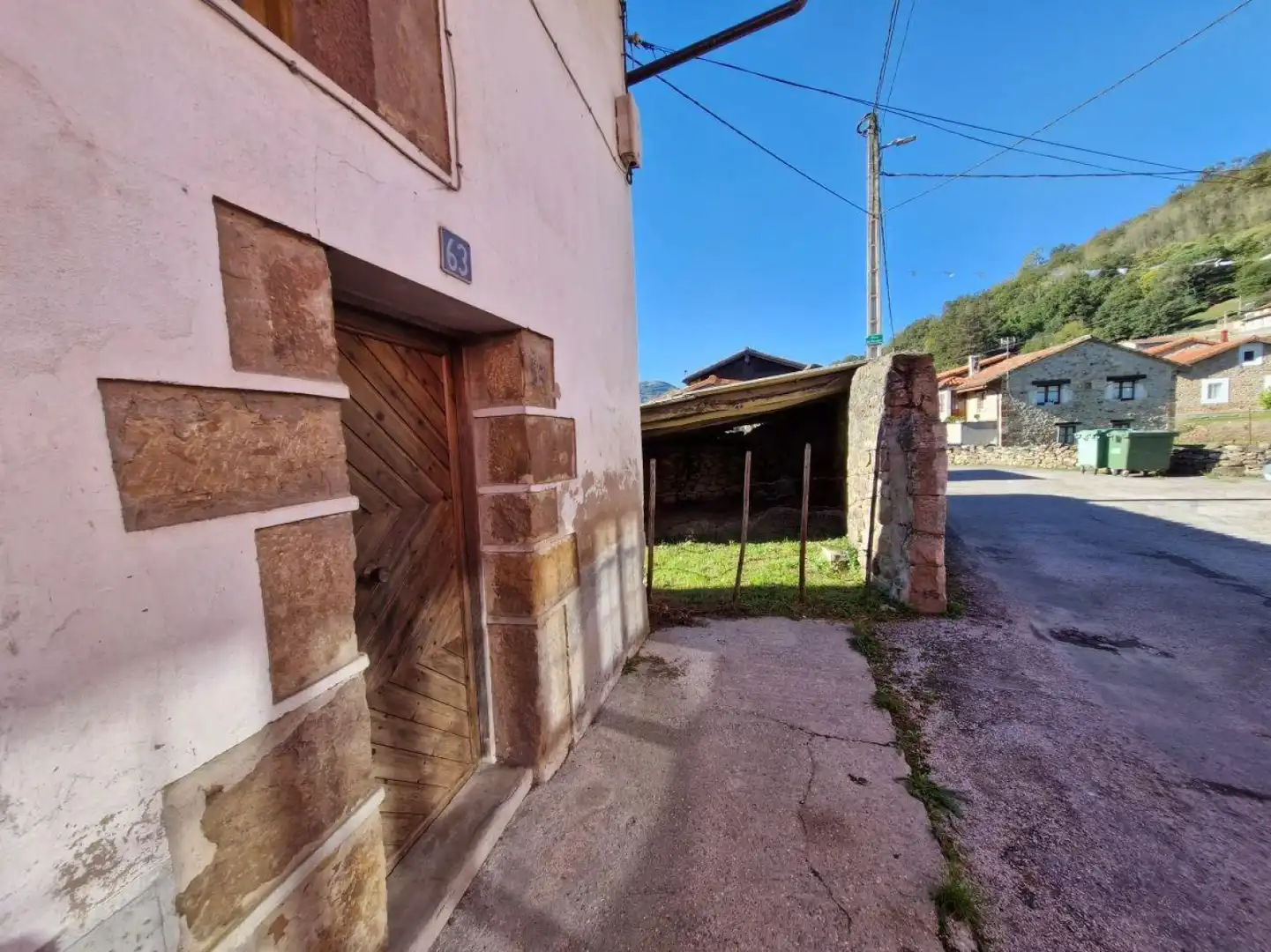 Außenansicht von Einfamilien-Reihenhaus zum Verkauf in Arenas de Iguña mit Privatgarten und Balkon