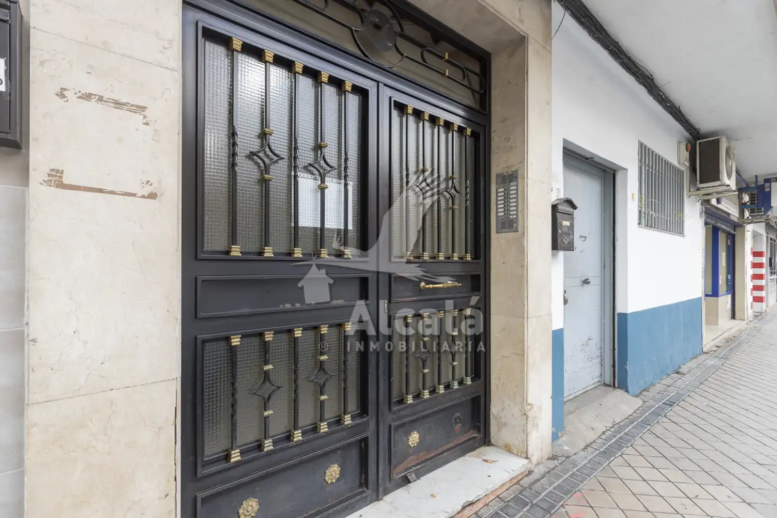 Vista exterior de Piso en venta en Madrid con Calefacción y Terraza
