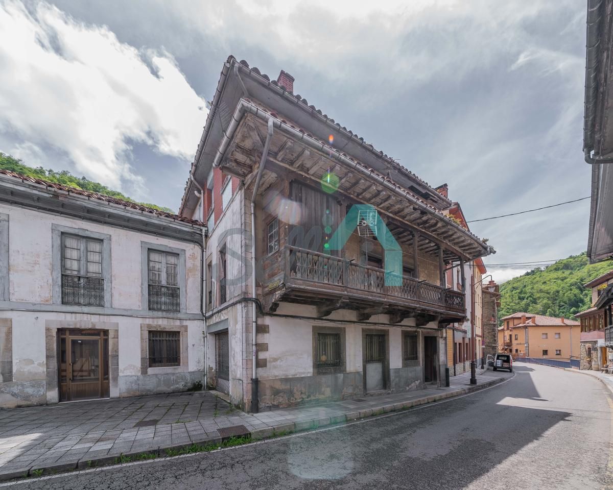 Vista exterior de Casa adosada en venda en Quirós amb Terrassa, Traster i Balcó