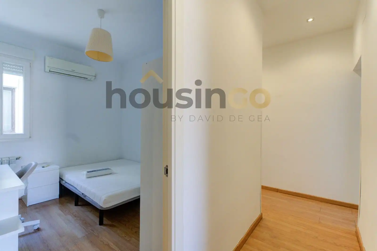 Schlafzimmer von Dachboden zur Miete in Madrid mit Klimaanlage, Heizung und Parkett