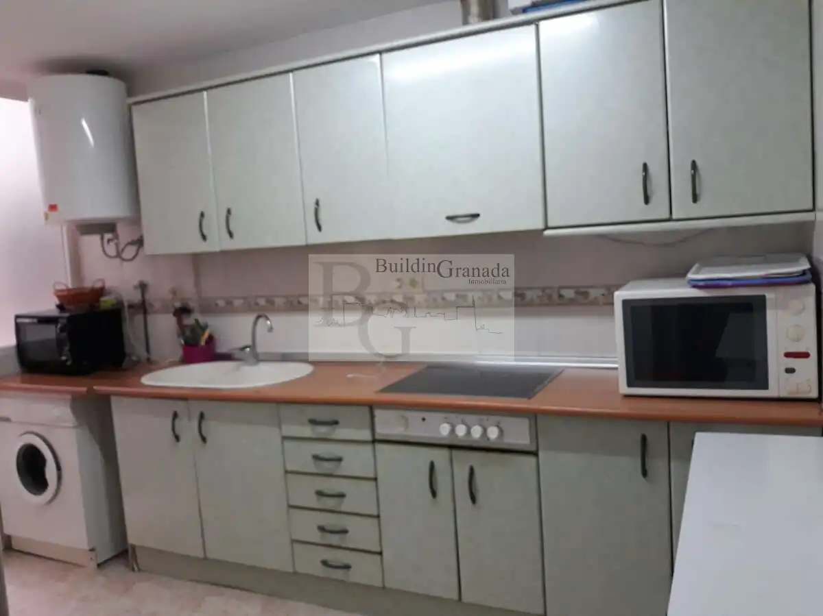 Cuina de Pis de lloguer en Granada amb Moblat, Microones i Balcó
