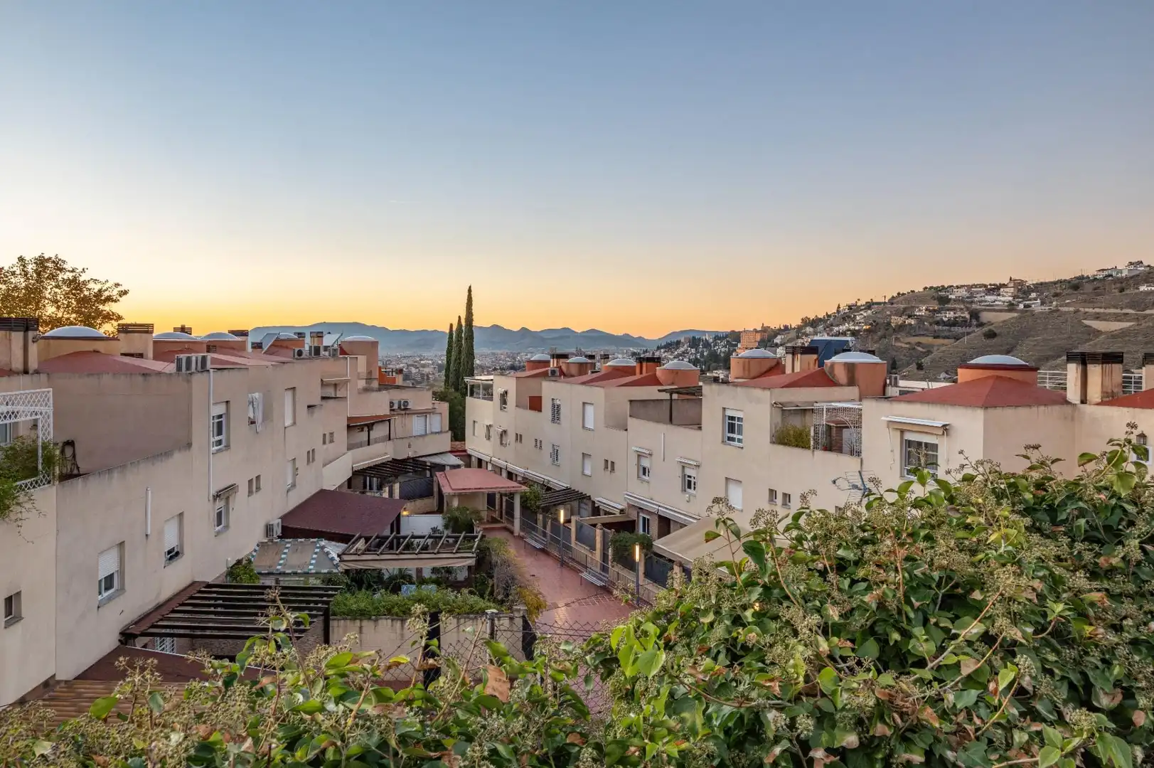 Vista exterior de Casa adosada en venta en Granada con Aire acondicionado y Calefacción