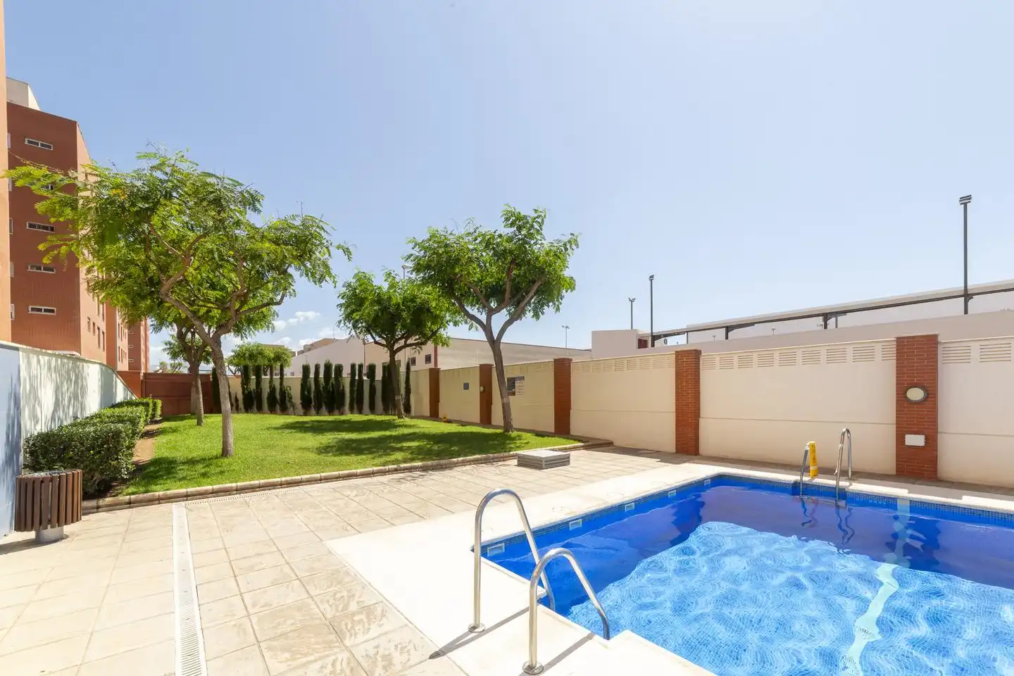 Schwimmbecken von Wohnung zur Miete in  Almería Capital mit Klimaanlage, Heizung und Möbliert