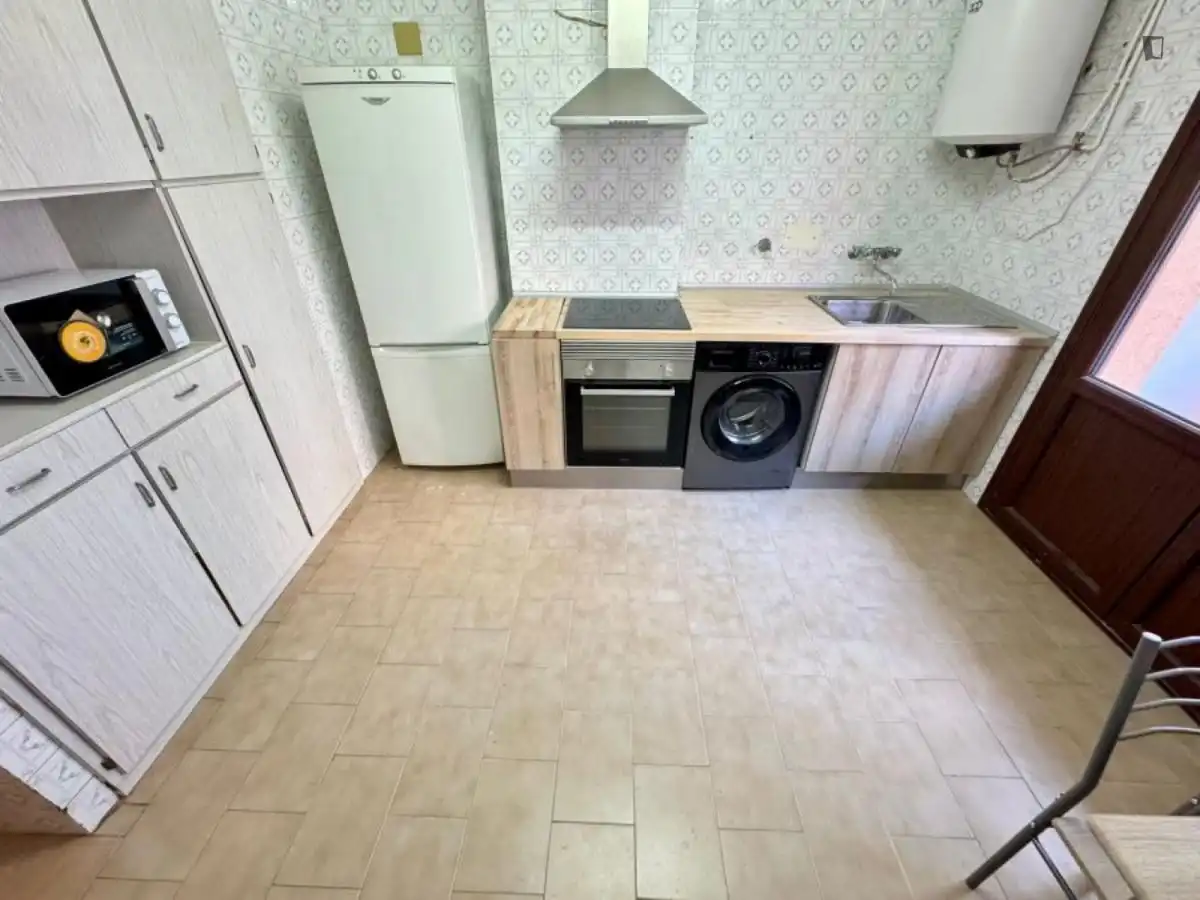 Cuina de Apartament per a compartir en Bilbao  amb Moblat, Forn i Rentadora