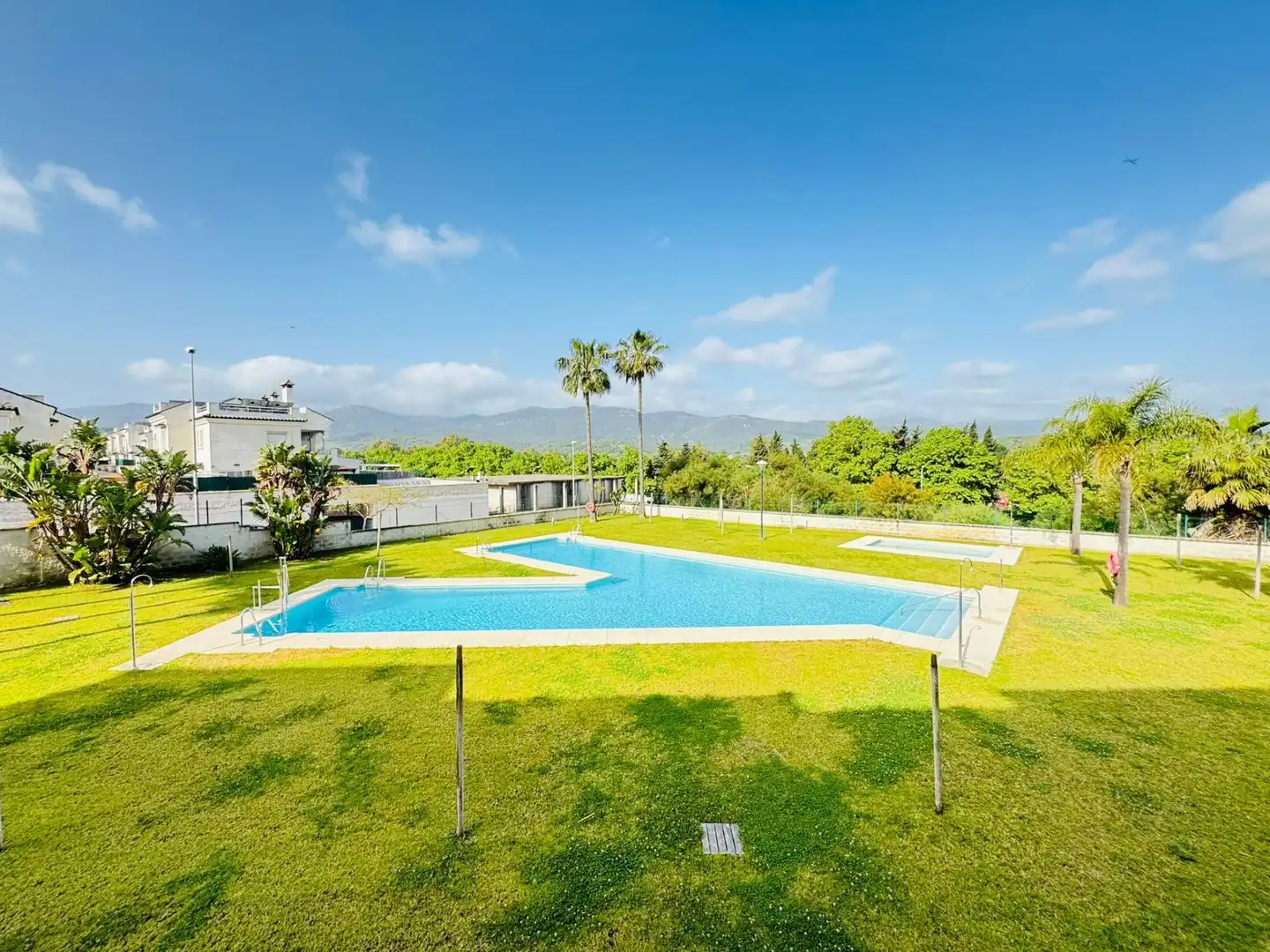 Swimming pool of Ground floor for sale in Los Barrios  with Air Conditioner, Storage room and Community pool