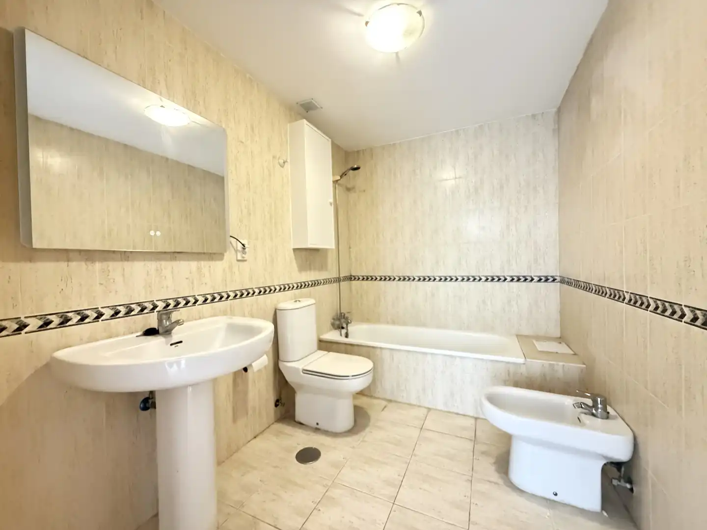 Baño de Dúplex en venta en Estepona con Terraza, Piscina y Piscina comunitaria