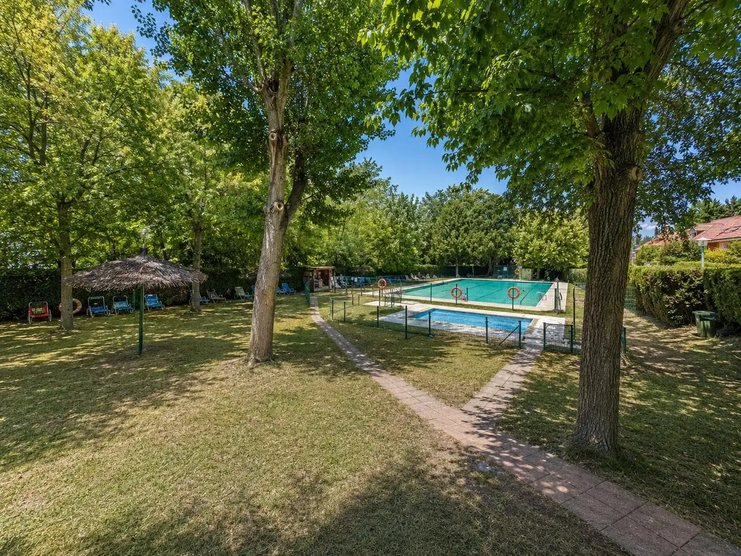 Schwimmbecken von Maisonette zum Verkauf in La Moraleja mit Klimaanlage, Heizung und Privatgarten