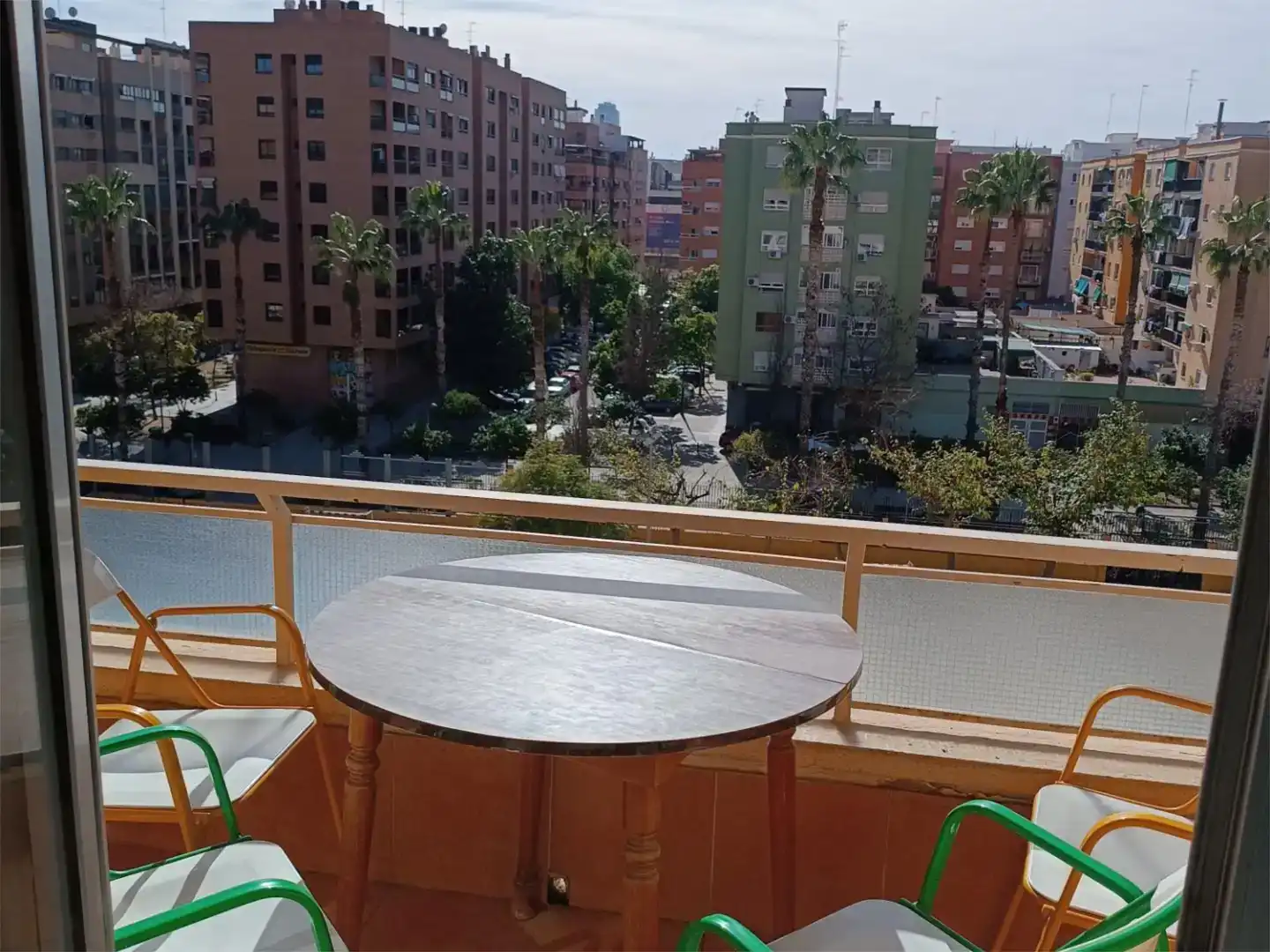 Außenansicht von Wohnung zur Miete in  Valencia Capital mit Klimaanlage und Balkon