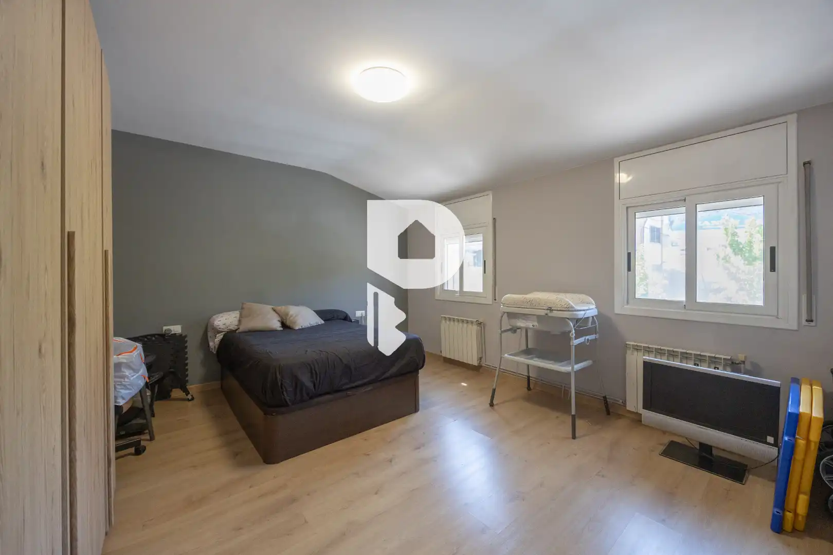Schlafzimmer von Einfamilien-Reihenhaus zum Verkauf in Vallirana mit Klimaanlage, Heizung und Privatgarten