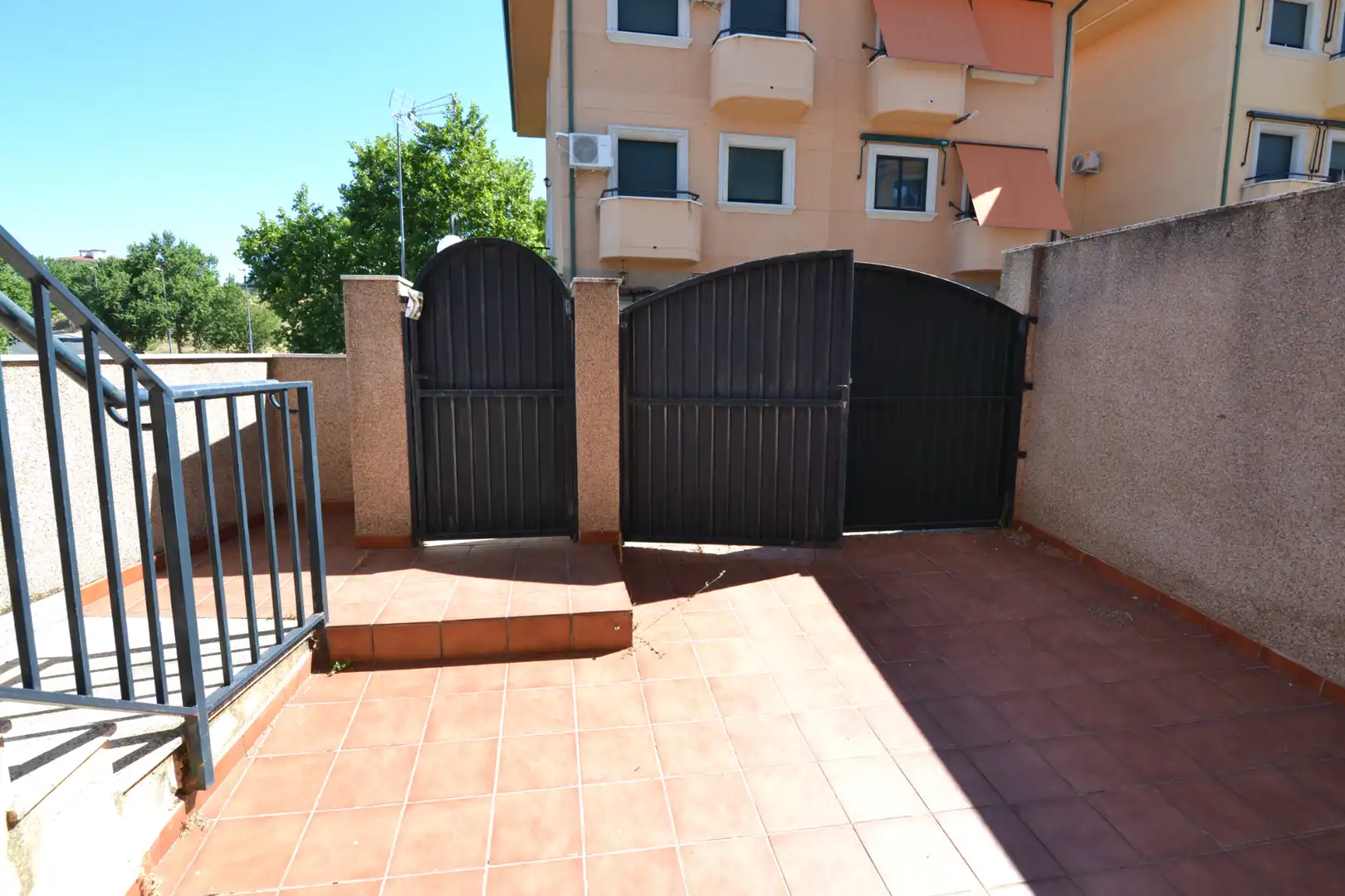 Garten von Einfamilien-Reihenhaus zur Miete in Plasencia mit Klimaanlage, Heizung und Terrasse