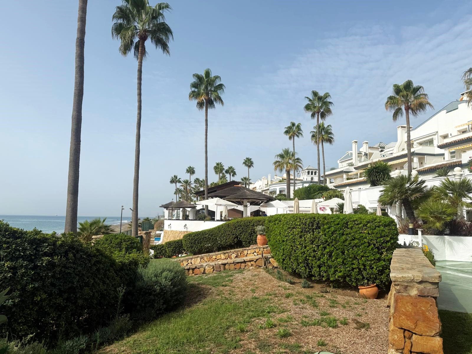 Vista exterior de Planta baixa en venda en Estepona amb Aire condicionat, Terrassa i Piscina
