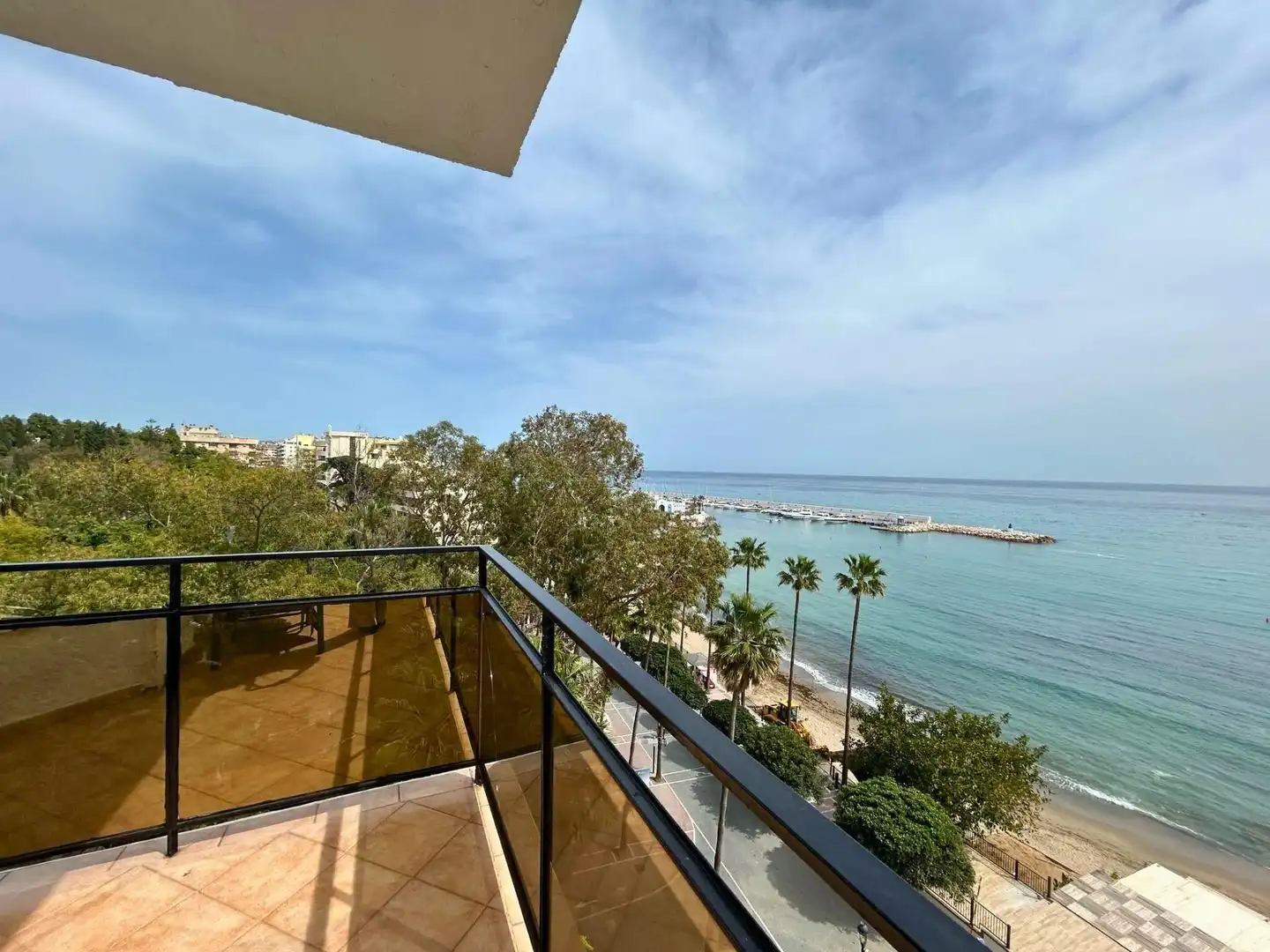 Vista exterior de Estudi en venda en Marbella amb Aire condicionat, Jardí privat i Terrassa