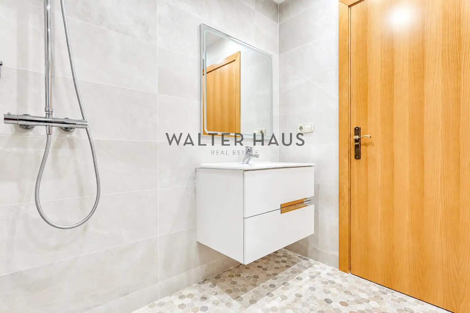 Badezimmer von Dachboden zum Verkauf in Barcelona mit Klimaanlage, Heizung und Parkett