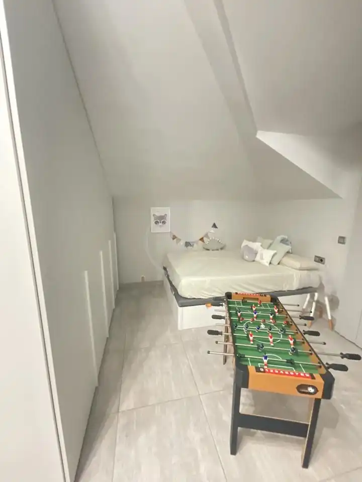 Dormitori de Casa o xalet en venda en Linares amb Aire condicionat, Jardí privat i Piscina