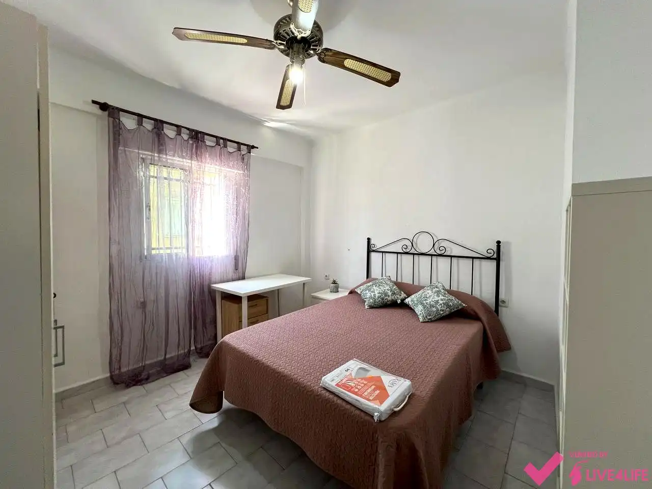 Bedroom of Flat for share in Sevilla  with Air Conditioner, Heating and Furnished