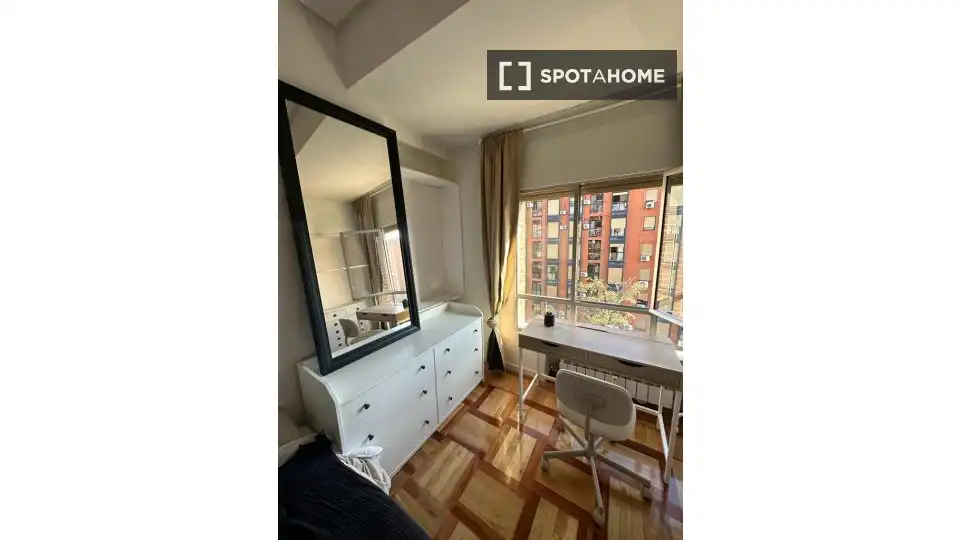 Bedroom of Flat for share in Madrid  with Air Conditioner, Heating and Terrace