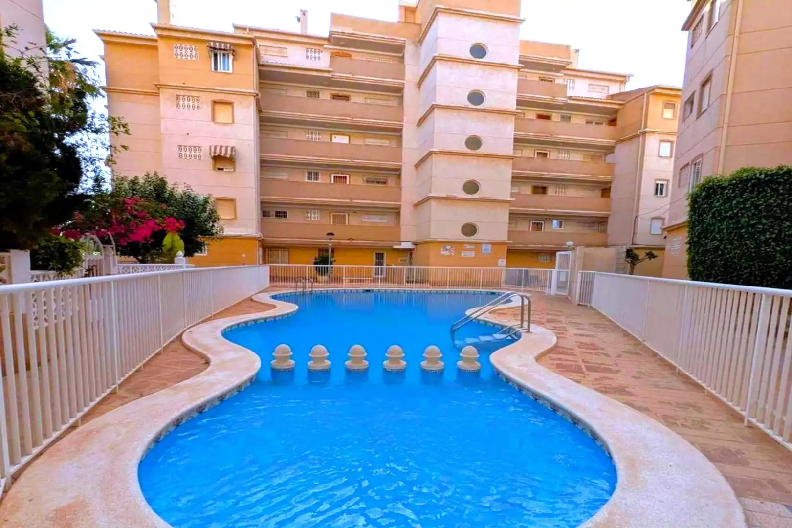 Piscina de Apartamento en venta en Torrevieja con Aire acondicionado, Calefacción y Amueblado