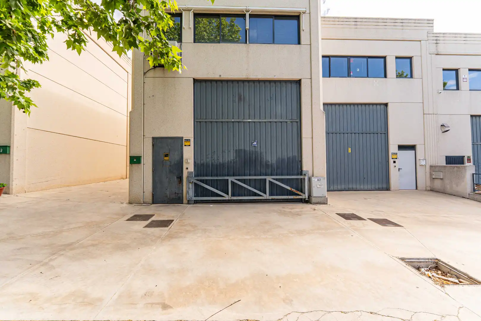 Vista exterior de Nave industrial en venta en Arroyomolinos (Madrid)