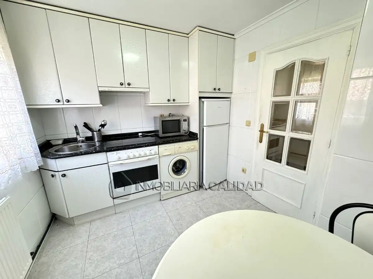 Cocina de Piso de alquiler en Burgos con Calefacción, Terraza y Amueblado