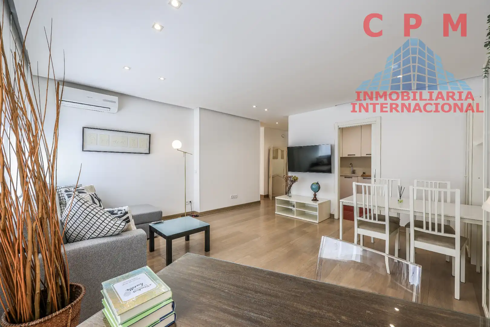 Living room of Flat for rent in Madrid  with Air Conditioner, Heating and Parquet flooring