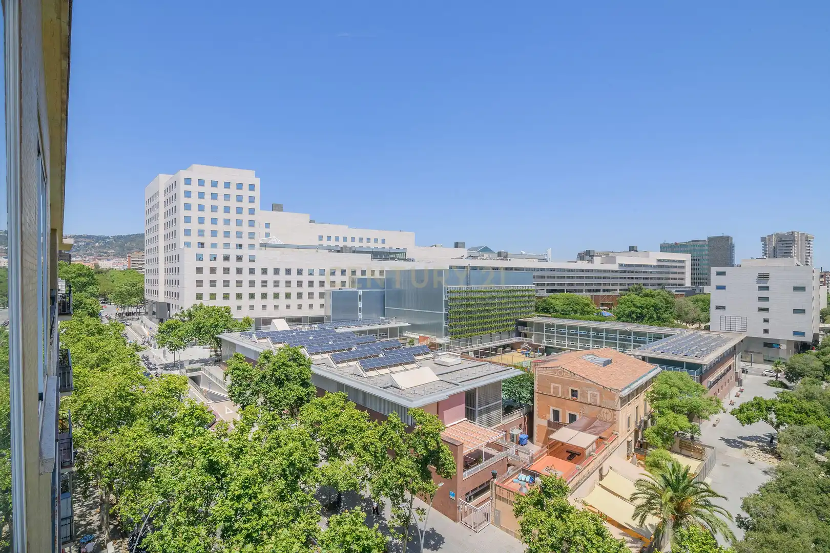 Außenansicht von Wohnung zum Verkauf in Barcelona mit Klimaanlage, Ofen und Mikrowelle
