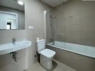 Badezimmer von Wohnung zur Miete in  Granada Capital mit Klimaanlage, Terrasse und Balkon