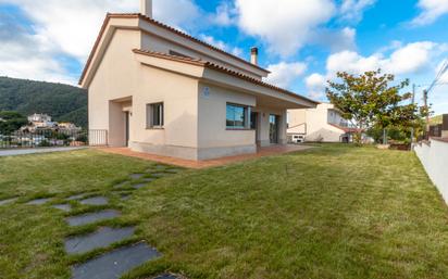 Vista exterior de Casa o xalet en venda en Sant Cebrià de Vallalta amb Calefacció, Jardí privat i Terrassa