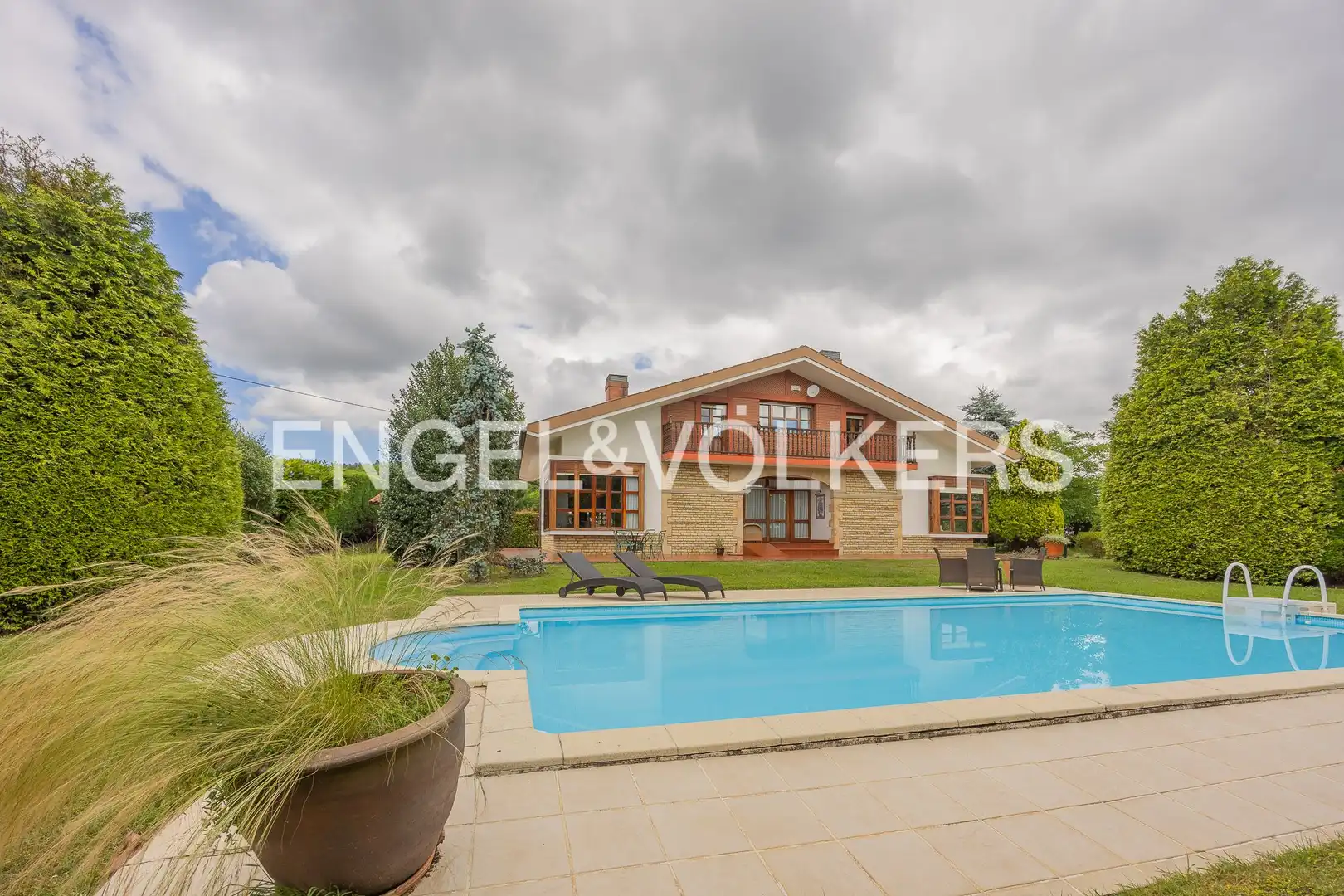 Piscina de Casa o chalet en venta en Loiu con Calefacción, Jardín privado y Trastero