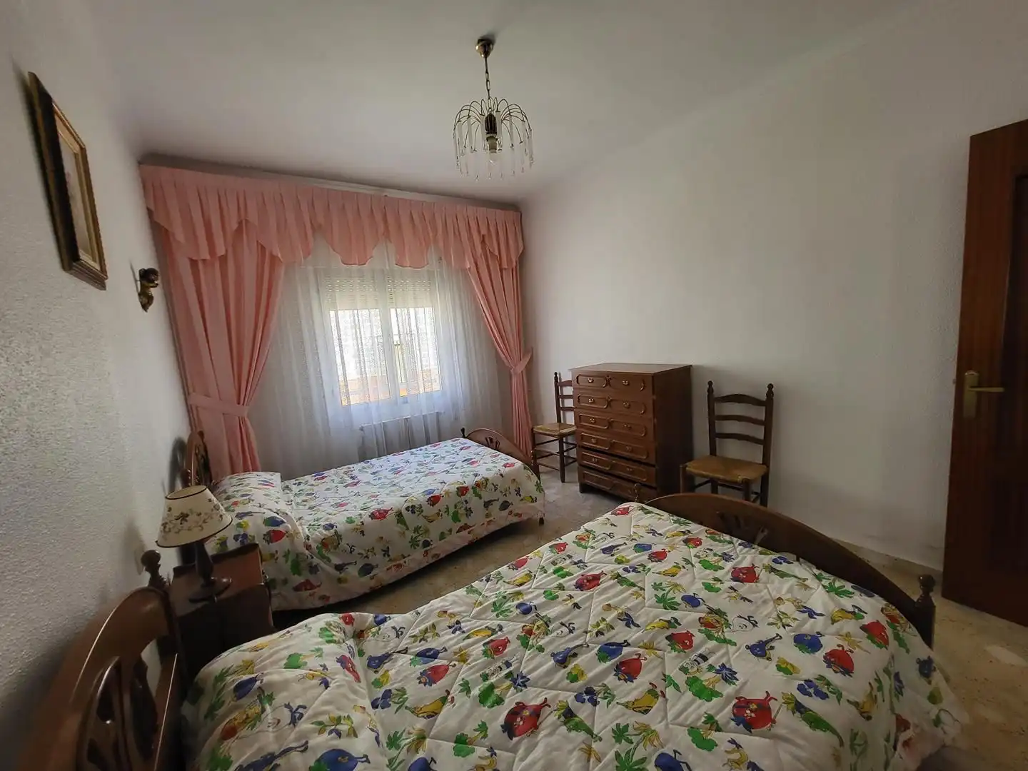 Dormitori de Casa o xalet en venda en Sisante amb Calefacció, Terrassa i Moblat