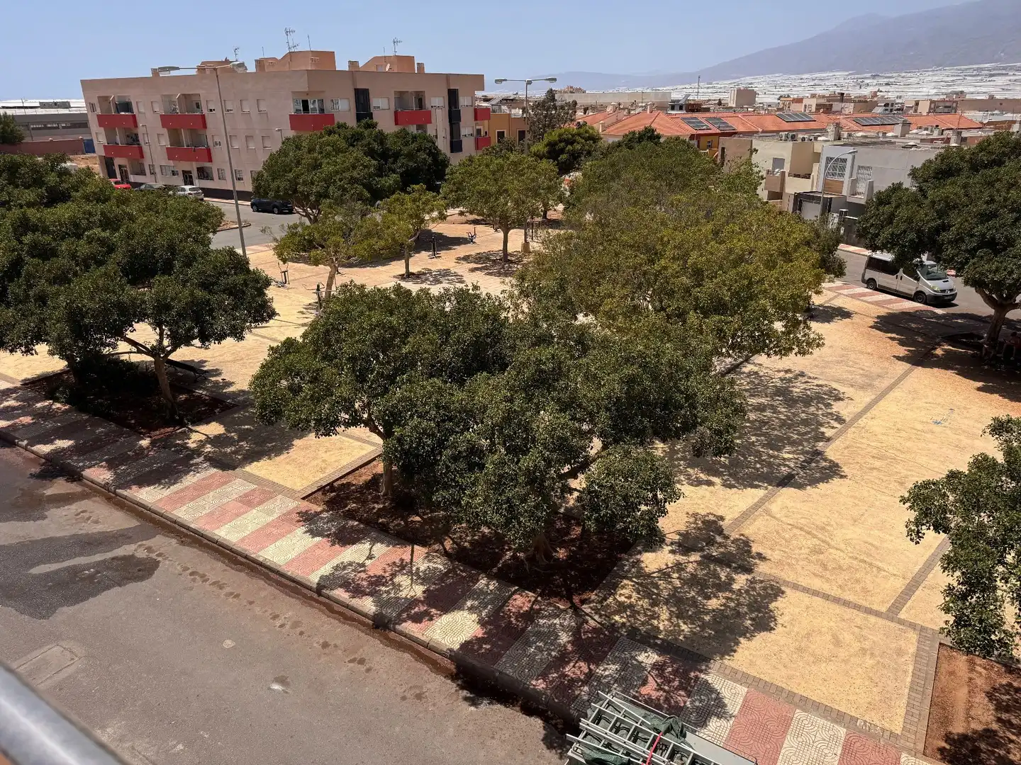 Vista exterior de Casa adosada en venda en Roquetas de Mar amb Aire condicionat, Terrassa i Traster