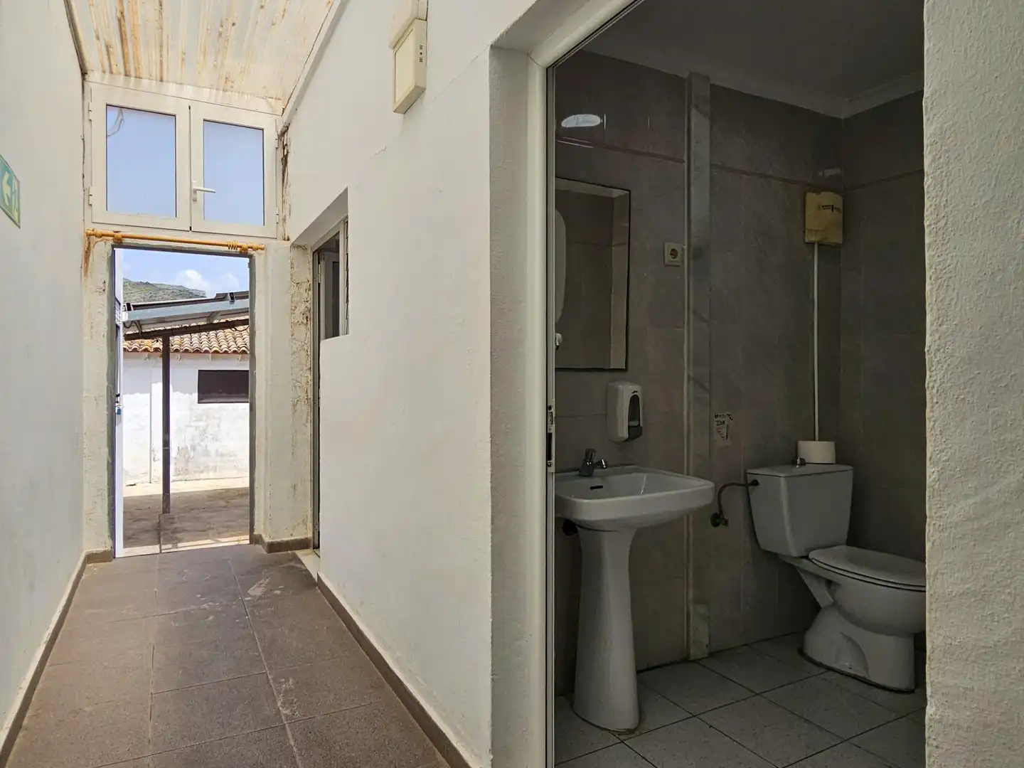 Baño de Local en venta en Ròtova con Aire acondicionado y Amueblado