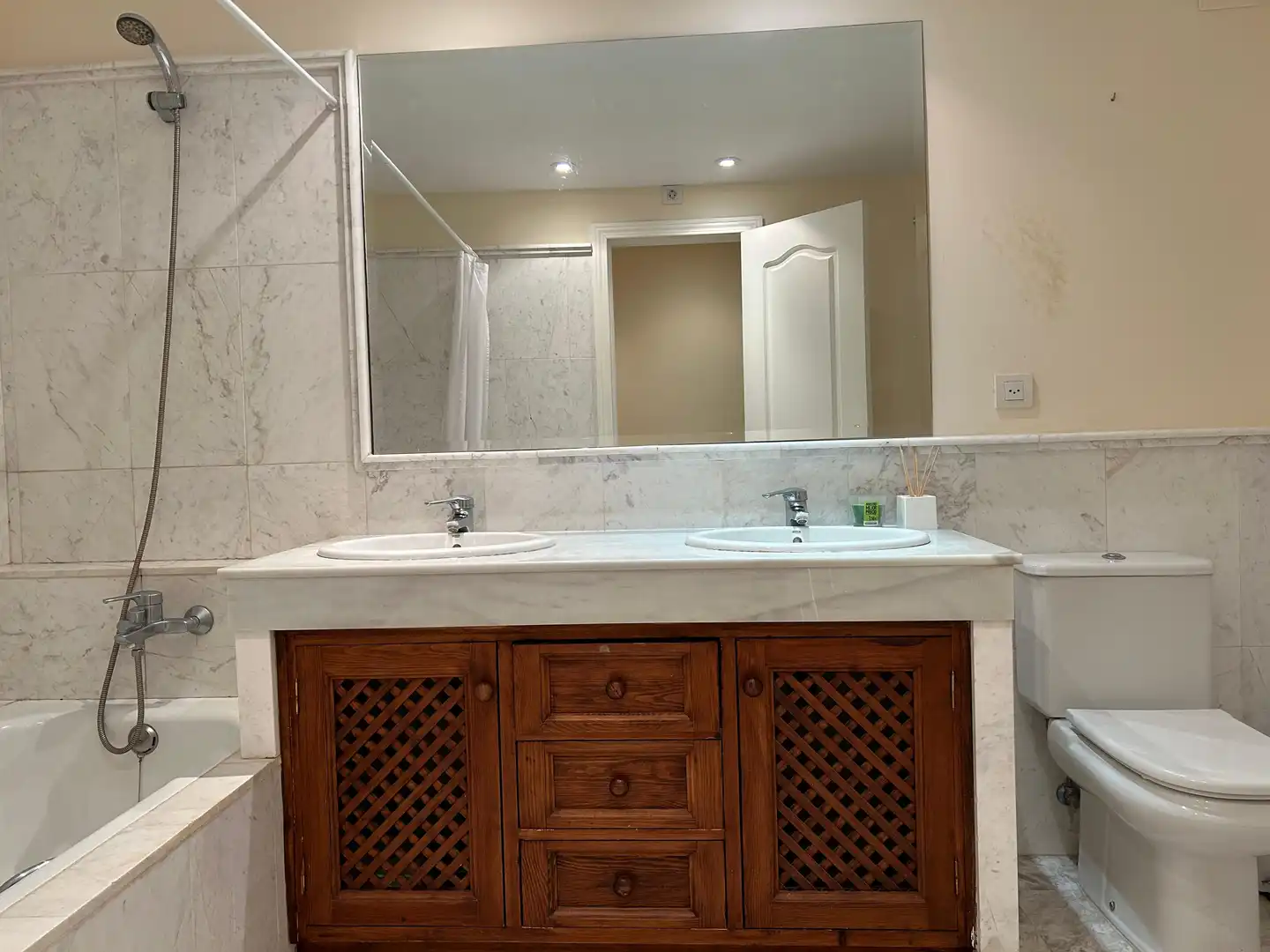 Bany de Apartament de lloguer en Estepona amb Aire condicionat, Moblat i Internet